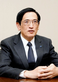 昨年１２月に就任した長谷川一明社長＝大阪市北区、ＪＲ西日本本社