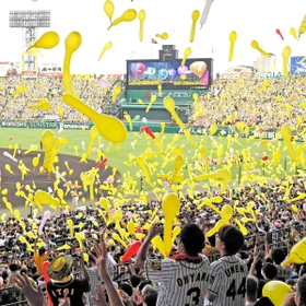 甲子園球場で飛ばされるジェット風船。成人式では、振り袖やスーツを着た若者が風船を放つ＝２０１９年６月、西宮市甲子園町