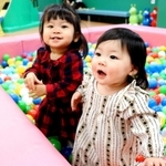 ボールプールで遊ぶ詩ちゃん（１）＝左＝と結唯ちゃん（９カ月）