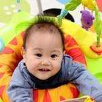 おもちゃに乗ってご機嫌な佑誠ちゃん（９カ月）