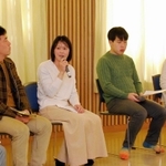 自身の経験などを語る福井友利さん（中央）と中埜翔太さん（右から２人目）ら＝１日午前、神戸市東灘区本庄町１