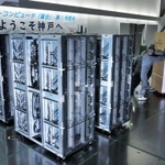 理研内部に運び込まれたスパコン「富岳」＝３日午前、神戸市中央区港島南町７（撮影・鈴木雅之）
