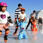 港のアイススケートを楽しむ親子ら＝神戸市中央区東川崎町１（撮影・後藤亮平）