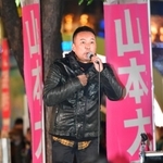 対話形式で演説するれいわ新選組の山本太郎代表＝３日午後、神戸市中央区（撮影・秋山亮太）