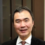 スーパーコンピューター「京」の後継機「富岳」の中央演算処理装置（ＣＰＵ）を手に話す松岡聡・理研計算科学研究センター長