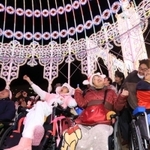 光の装飾を見上げる来場者＝神戸市中央区加納町６（撮影・斎藤雅志）
