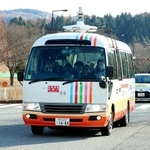 公道を走る自動運転のマイクロバス＝上郡町光都２