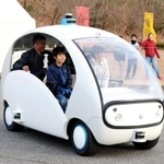小型の自動運転車に試乗する小学生ら＝上郡町光都２