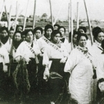 「大日本国防婦人会」の女性たち。各地の会員は、かっぽう着にたすき姿で活動した（芦屋市提供）
