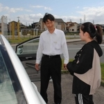 若者に教習を行う指導員（左）。冬に比べると、秋の生徒は少ない＝兵庫県播磨町宮西１、東播自動車教習所