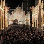 冬の夜空の下、開幕した「神戸ルミナリエ」＝６日夜、神戸市中央区（撮影・後藤亮平）