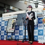 ホームからの転落防止を呼びかける女優ののんさん＝６日午後、ＪＲ大阪駅