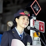 飲酒によるホームからの転落防止を呼びかける女優ののんさん＝６日午後、ＪＲ大阪駅