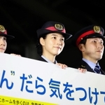 飲酒によるホームからの転落防止を呼びかける女優ののんさん（中央）＝６日午後、ＪＲ大阪駅