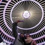 光の装飾を楽しむ女性たち＝６日夜、神戸市中央区、東遊園地（撮影・鈴木雅之）