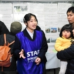 阪神・淡路大震災当時の状況を来場者に説明する舞子高校環境防災科の生徒＝６日夜、神戸市中央区加納町６、東遊園地（撮影・後藤亮平）