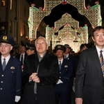 ルミナリエ会場を視察する（左から）加藤晃久本部長、井戸敏三知事、久元喜造神戸市長＝神戸市中央区