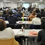 教員免許の更新に必要な講習を受ける教員ら＝神戸市中央区磯辺通２、三宮コンベンションセンター
