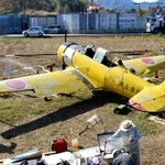 掩体壕に置かれた練習機「ＳＮＪー５」。黄色い機体が目を引く＝加西市鶉野町