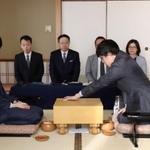 天元戦第４局で、初手を打つ井山裕太天元（右）。左は許家元八段＝９日午前、洲本市のホテルニューアワジ（撮影・吉田敦史）