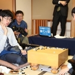 天元戦第４局で井山裕太天元（右）に敗れ、盤上を見詰める許家元八段＝９日午後４時５２分、洲本市のホテルニューアワジ（撮影・吉田敦史）