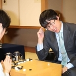 天元戦第４局で許家元八段（左）に勝って２勝２敗とし、ほっとした表情を見せる井山裕太天元＝９日午後４時５３分、洲本市のホテルニューアワジ（撮影・吉田敦史）