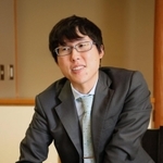 天元戦第４局を制し、対局を振り返る井山裕太天元＝９日午後、洲本市のホテルニューアワジ（撮影・吉田敦史）