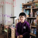 数学検定１級に史上最年少で合格した安藤匠吾君。好きな数式を透明ボードに描いた＝西宮市（撮影・大山伸一郎）