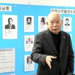 パネルの前で拉致問題の早期解決を訴える有本明弘さん＝神戸市中央区下山手通５（撮影・津田和納）