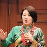 自身の経験や活動について語るバイマーヤンジンさん＝神戸市中央区下山手通４