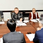 都市計画道路「須磨多聞線」の着工を巡り、市側に抗議する地元住民ら＝１０日、神戸市須磨区中島町１