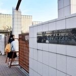 市立六甲アイランド高校に登校する生徒ら＝１１日朝、神戸市東灘区向洋町中４