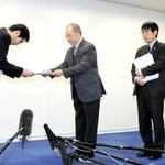 調査報告書を折出健二委員長（中央）から受け取る長田淳教育長（左）＝１１日午前、神戸市役所（撮影・鈴木雅之）