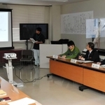 コウノトリの負傷事案について報告を聞く関係者ら＝豊岡市祥雲寺