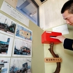 震災時の写真とともに設置された「震災郵便ポスト」＝神戸市長田区北町３、長田消防署（撮影・斎藤雅志）