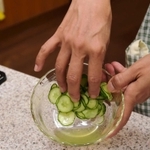 【１】砂糖を使って脱水　キュウリの塩もみは、塩を減らした代わりに砂糖を使って脱水。少し時間はかかるが、流水をせずに食べられ、うま味が残る。