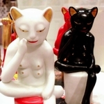 横尾忠則さんデザインの奇抜なグッズ「魔除（よ）け猫」＝横尾忠則現代美術館