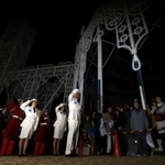 ２５回目の「神戸ルミナリエ」の最後を飾った消灯式＝１５日夜、神戸市中央区の東遊園地（撮影・吉田敦史）