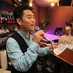 永遠鉄道を練習する歌手の岡田ひさしさん＝神戸市垂水区日向２、カラオケ喫茶マリアッチ