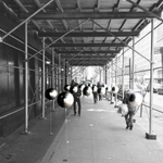 建築家の津川さんがニューヨークで実施した風船を使用した都市実験（津川さん提供）