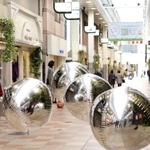 鏡のように周囲を移す風船が、三宮本通商店街を埋め尽くす＝神戸市中央区三宮町２、三宮本通商店街