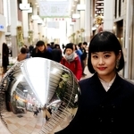 風船を使った都市実験を企画した建築家津川恵理さん＝神戸市中央区三宮町２、三宮本通商店街