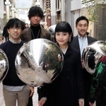 風船を使用した都市実験を企画した建築家の津川さんと三宮本通商店街振興組合員ら＝神戸市中央区三宮町２、三宮本通商店街