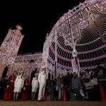 消灯直前の神戸ルミナリエ。儀礼服姿の警備員らが、阪神・淡路大震災犠牲者の霊を追悼した＝１５日夜、神戸市中央区加納町６、東遊園地（撮影・吉田敦史）