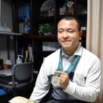 シドニー大会の銀メダルを手にする斉藤晃司さん＝三田市武庫が丘４（撮影・名倉あかり）