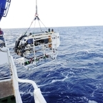 沖縄本島沖での海底電気探査の様子（共同研究チーム提供）