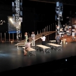 ９月に開かれた「第０回豊岡演劇祭」で青年団が上演した舞台＝豊岡市城崎町湯島、城崎国際アートセンター（同市提供）