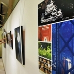 今年を象徴する作品が並んだ会場＝１８日午後、さんちかホール（撮影・中西幸大）