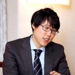 ５連覇を達成し、感想戦で対局を振り返る井山裕太天元＝１８日午後、徳島市、徳島グランヴィリオホテル