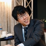 ５連覇を達成し、感想戦で対局を振り返る井山裕太天元＝１８日午後、徳島市、徳島グランヴィリオホテル